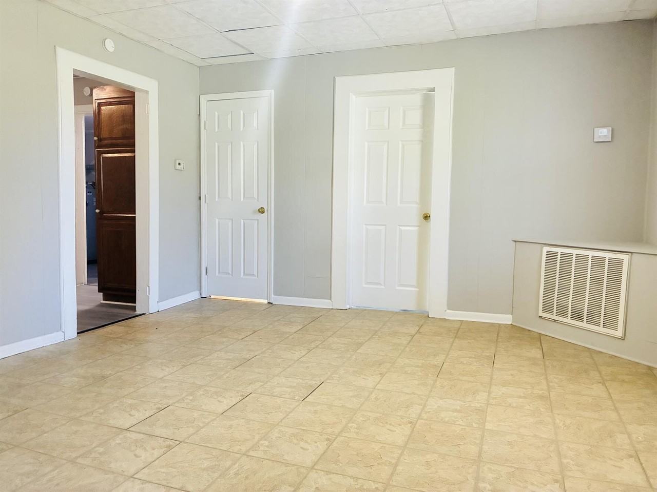 419 N Broad St - Photo 6 of 23
