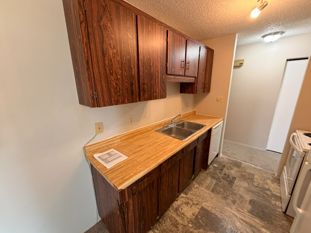 1470 1464-1470 Knottwood Road East Nw - Photo 5 of 37