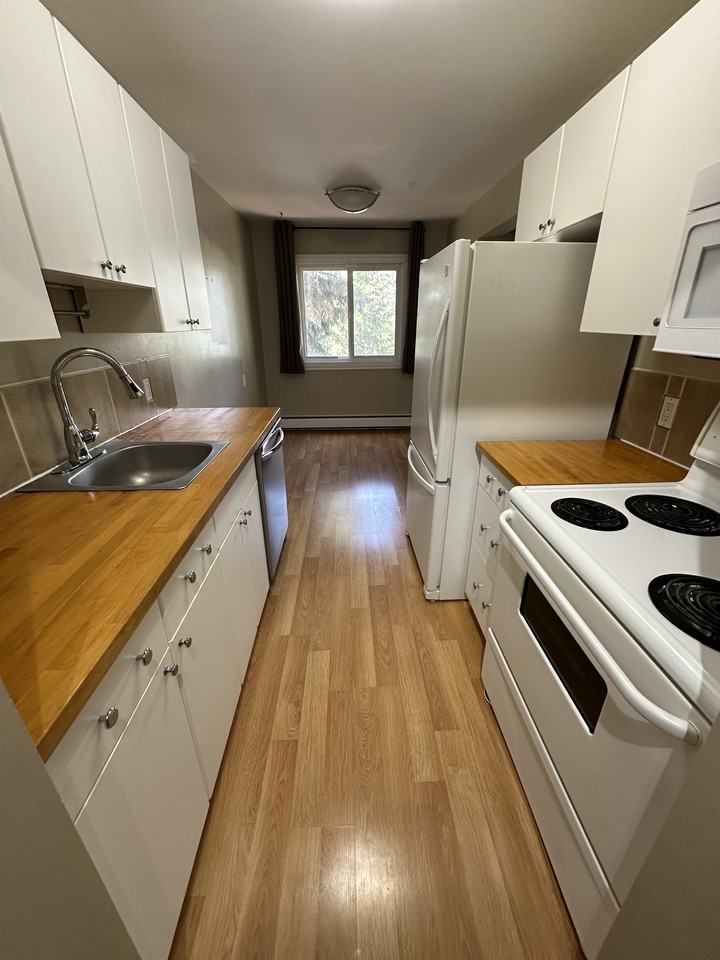 5730 Riverbend Manor - Photo 2 of 14