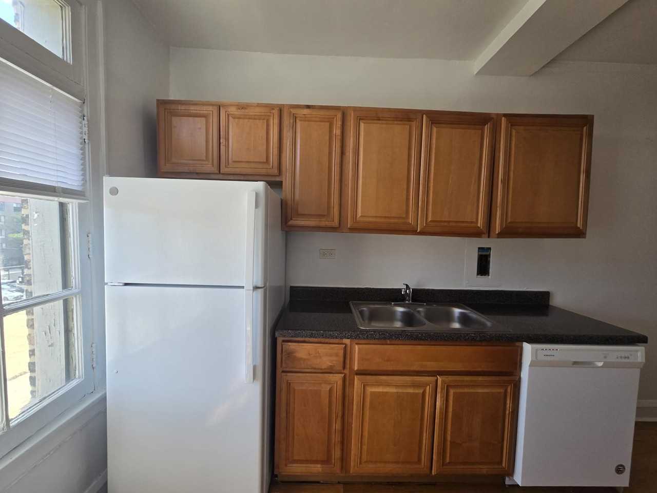 909 Elmwood Ave #O3 - Photo 5 of 22