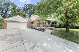 featured image of 812 Riverbank St