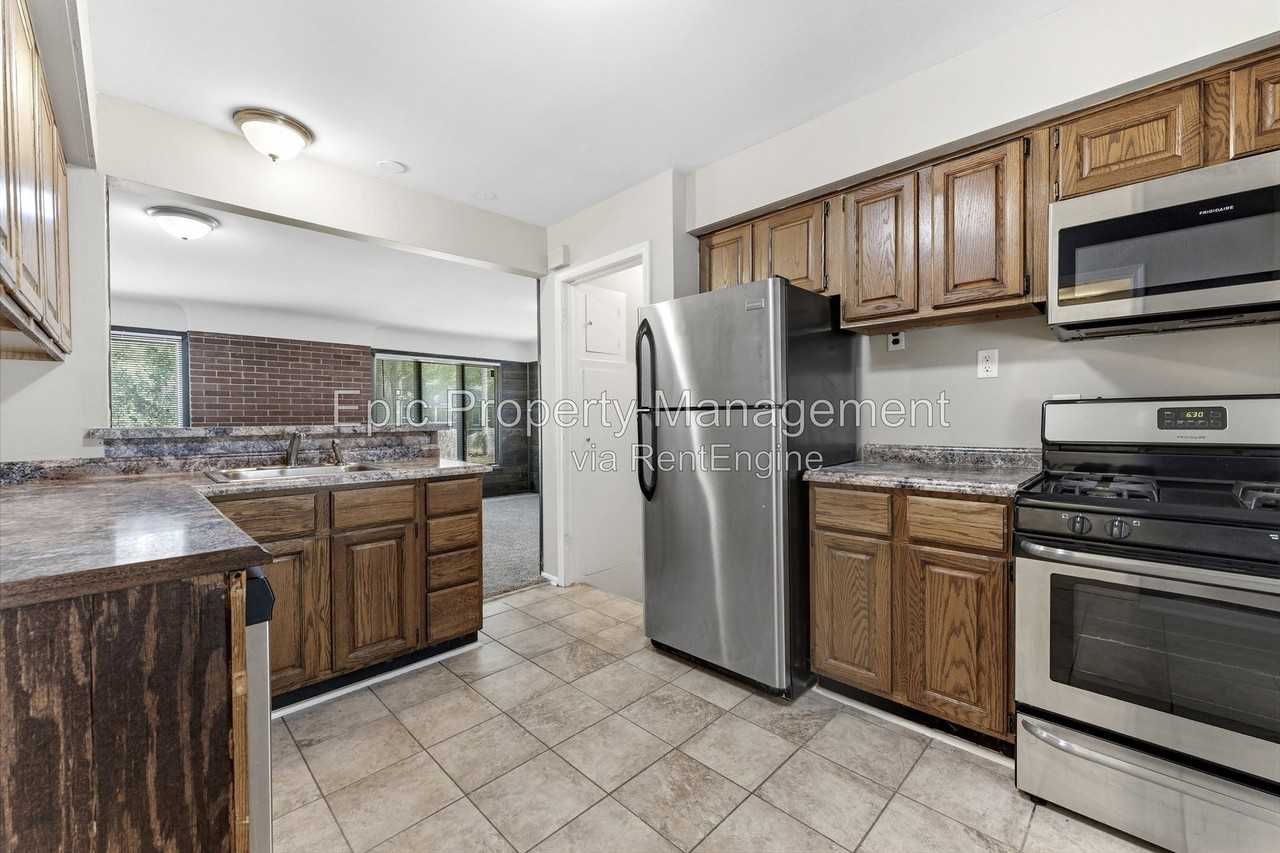 812 Riverbank St - Photo 2 of 14