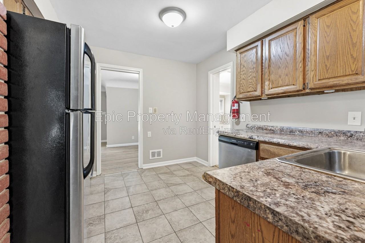 812 Riverbank St - Photo 3 of 14