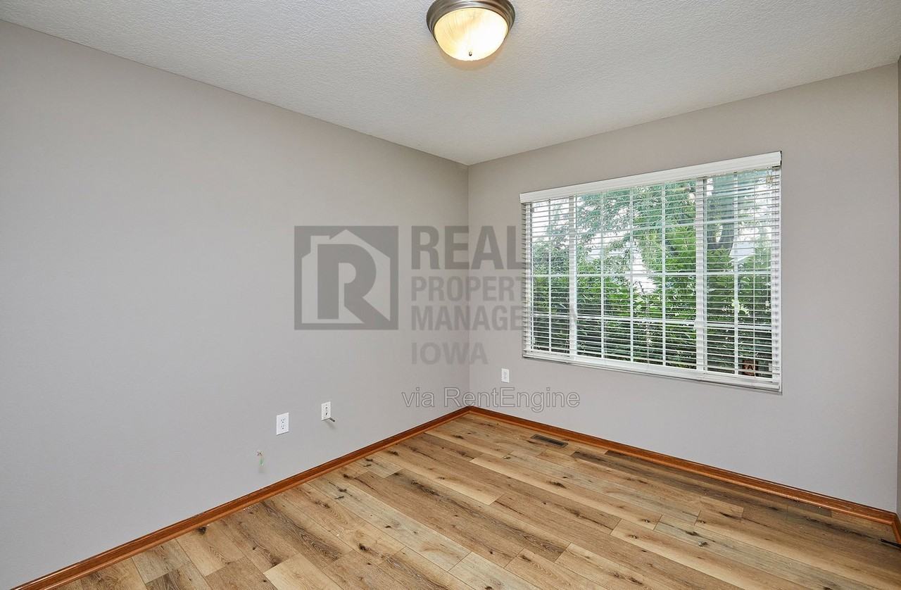 3504 163rd St - Photo 4 of 31