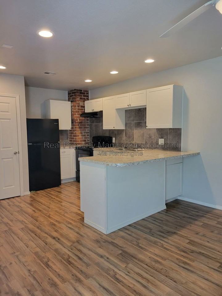 727 S Olympia Ave - Photo 3 of 47