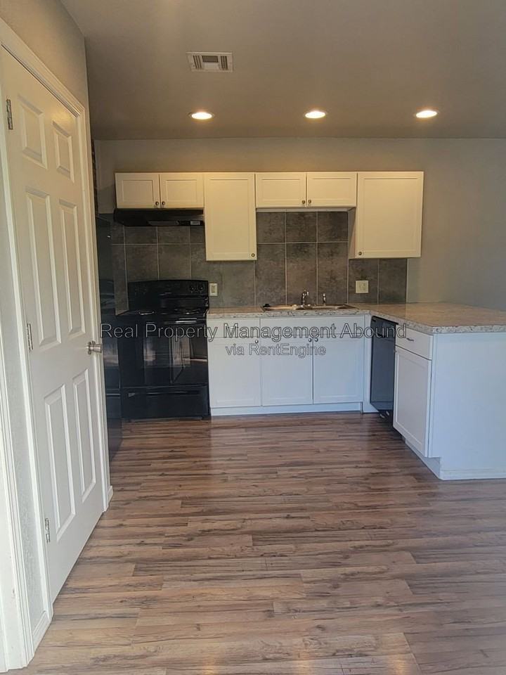 727 S Olympia Ave - Photo 4 of 47