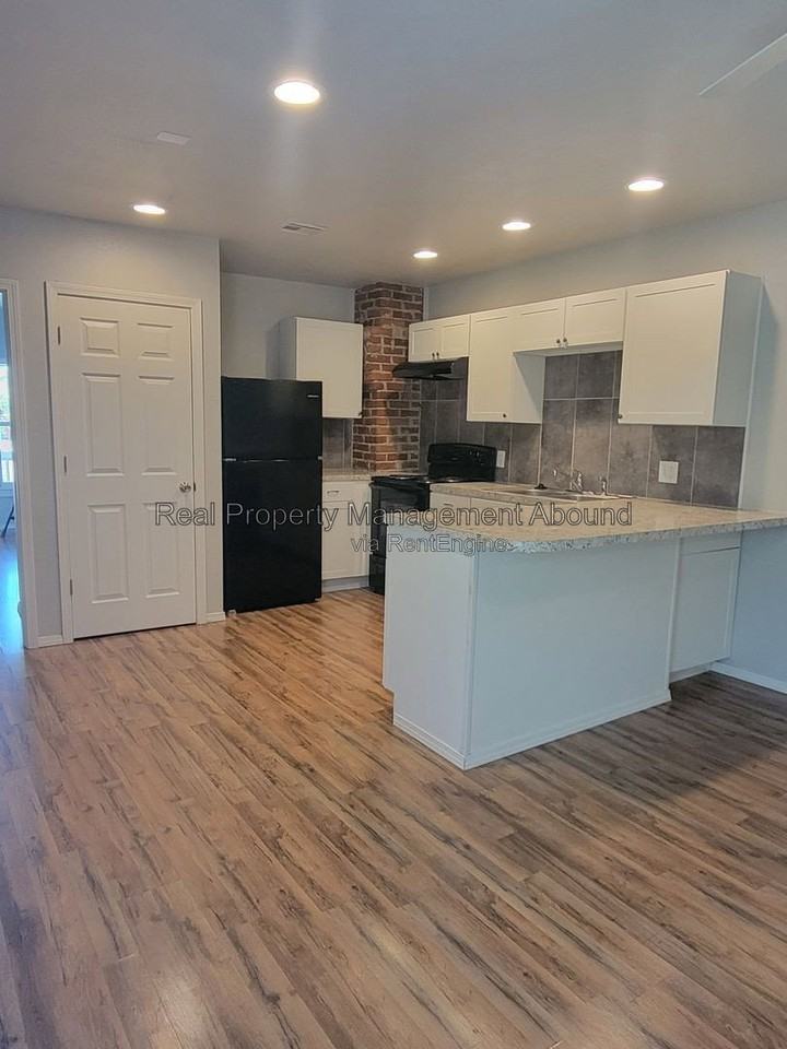727 S Olympia Ave - Photo 5 of 47
