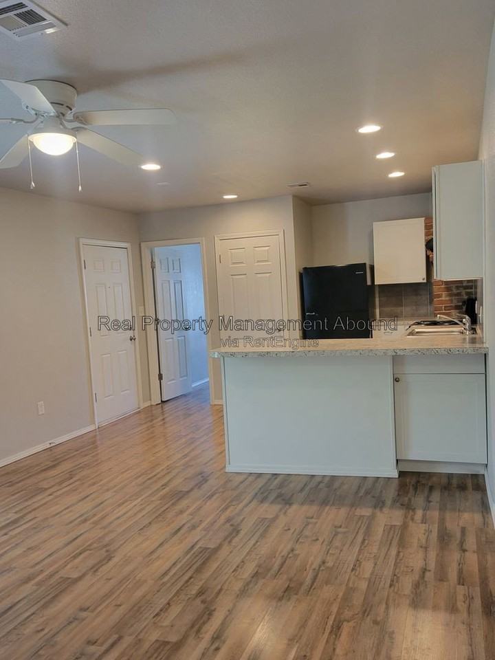 727 S Olympia Ave - Photo 6 of 47