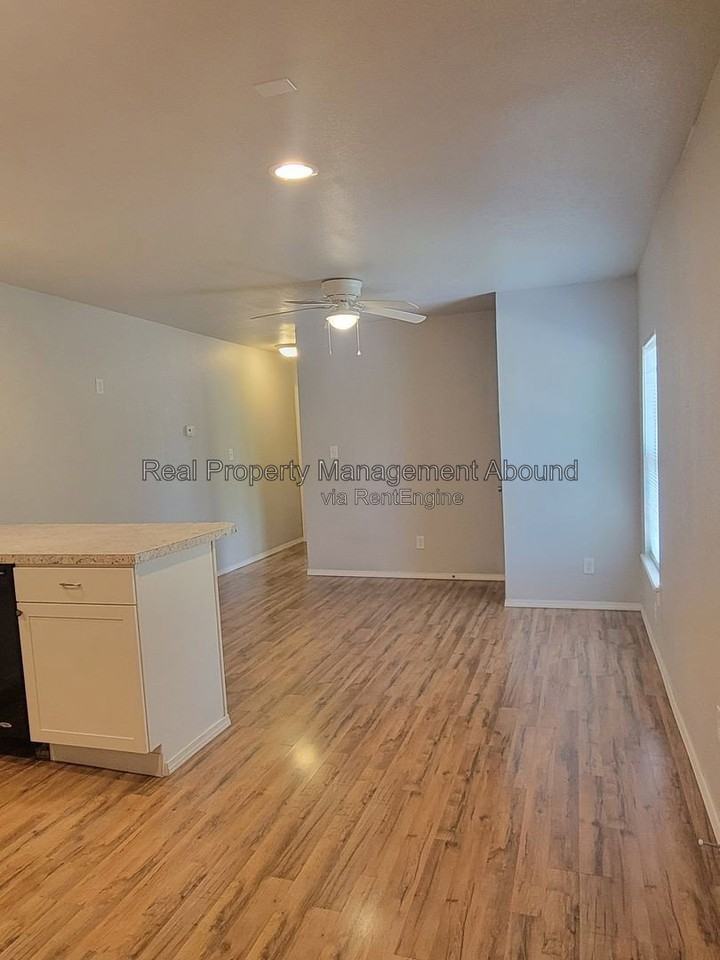 727 S Olympia Ave - Photo 7 of 47