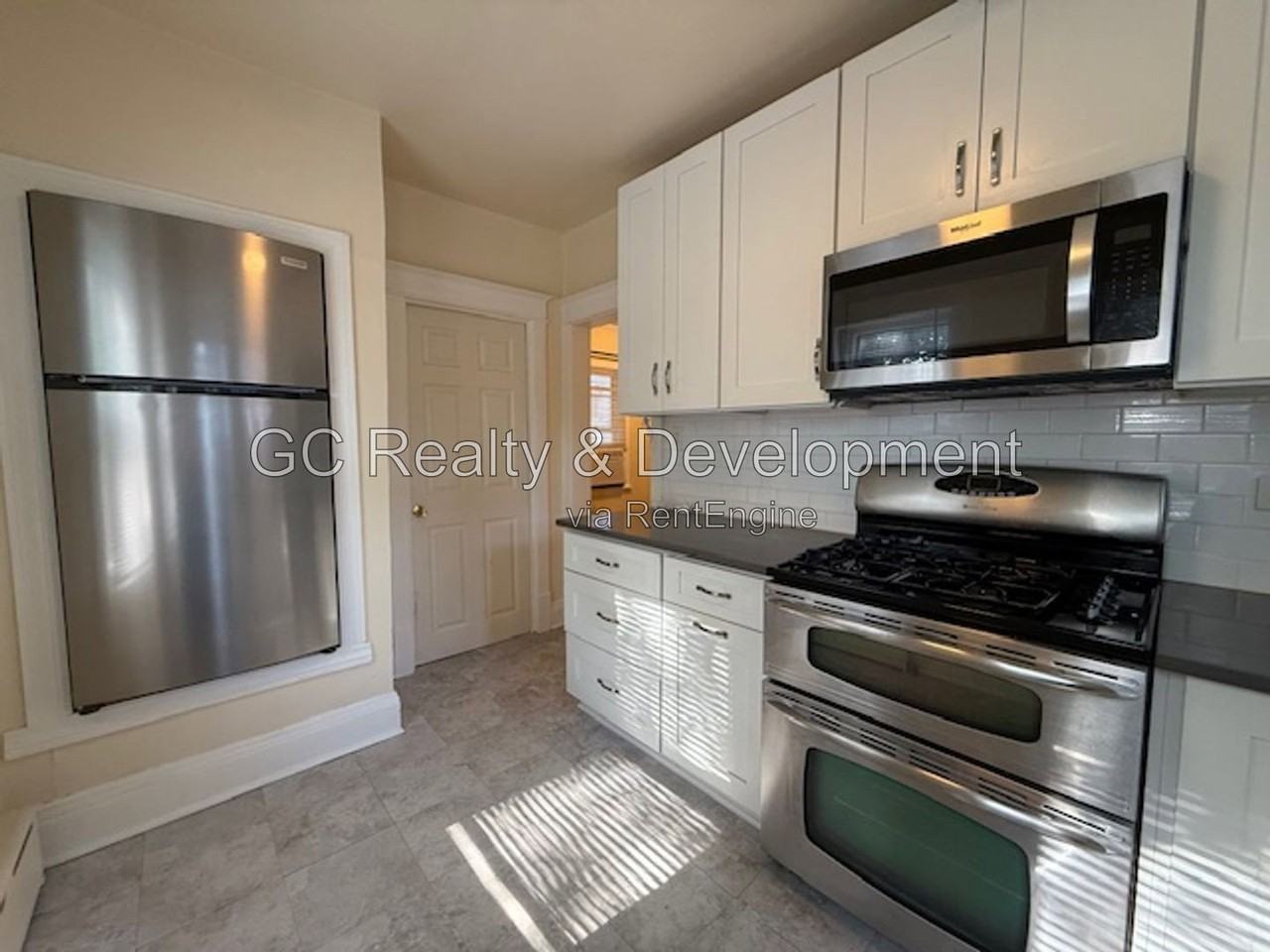 2415 Hastings Ave - Photo 6 of 20