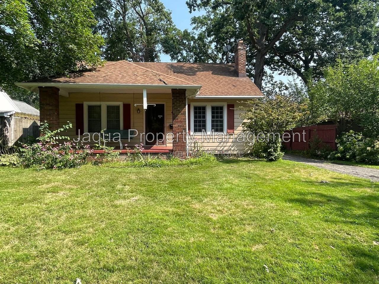 1425 Lakeway Ave - Photo 2 of 20