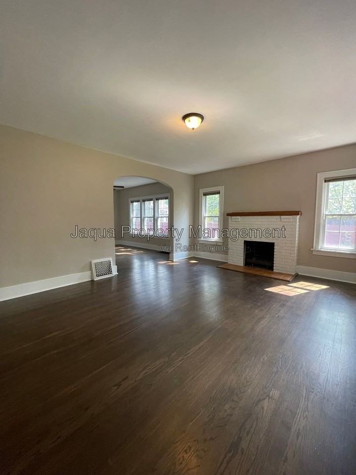 1425 Lakeway Ave - Photo 4 of 20