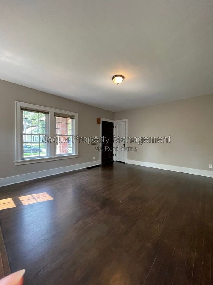 1425 Lakeway Ave - Photo 5 of 20