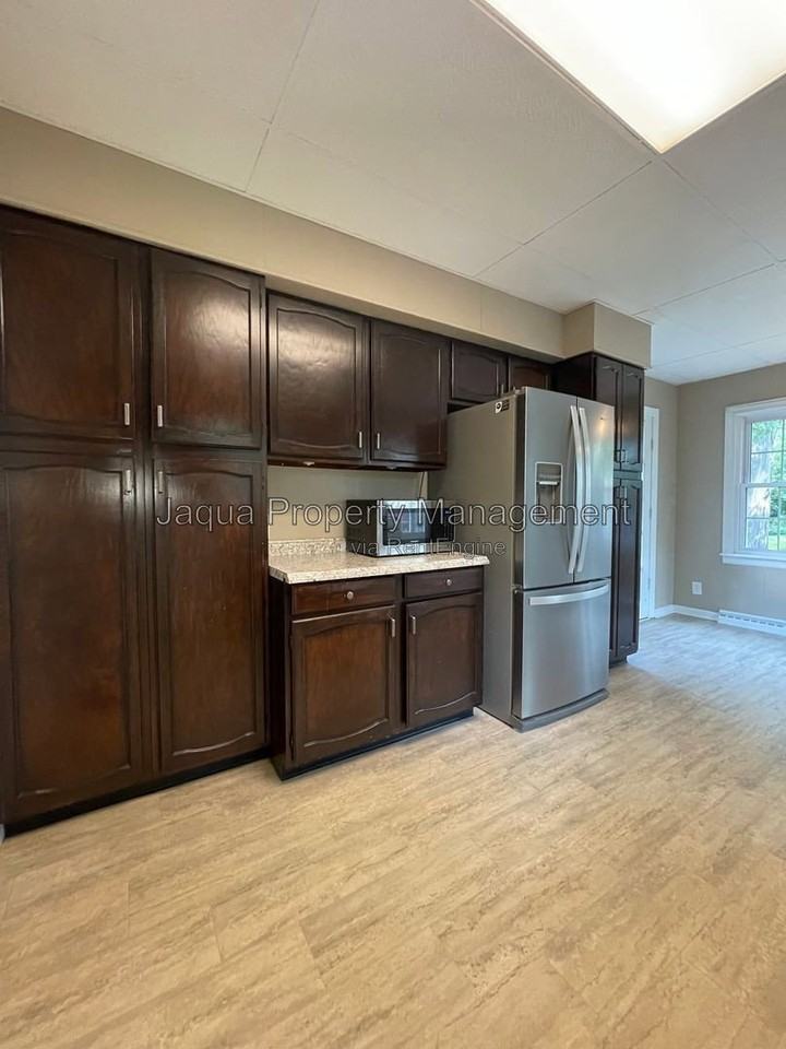 1425 Lakeway Ave - Photo 7 of 20