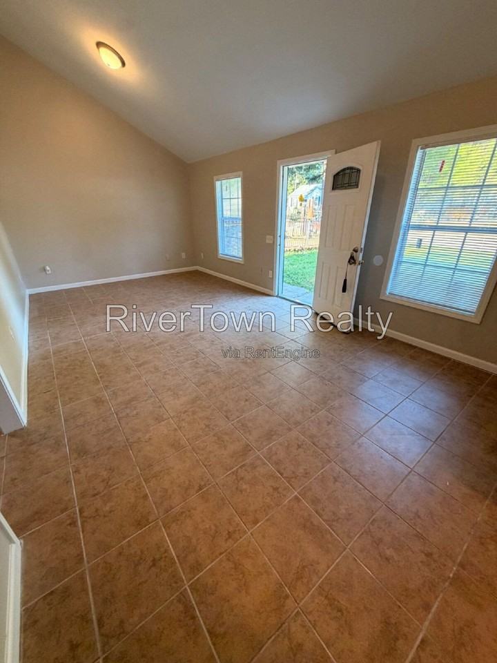 1102 Maria St - Photo 2 of 11