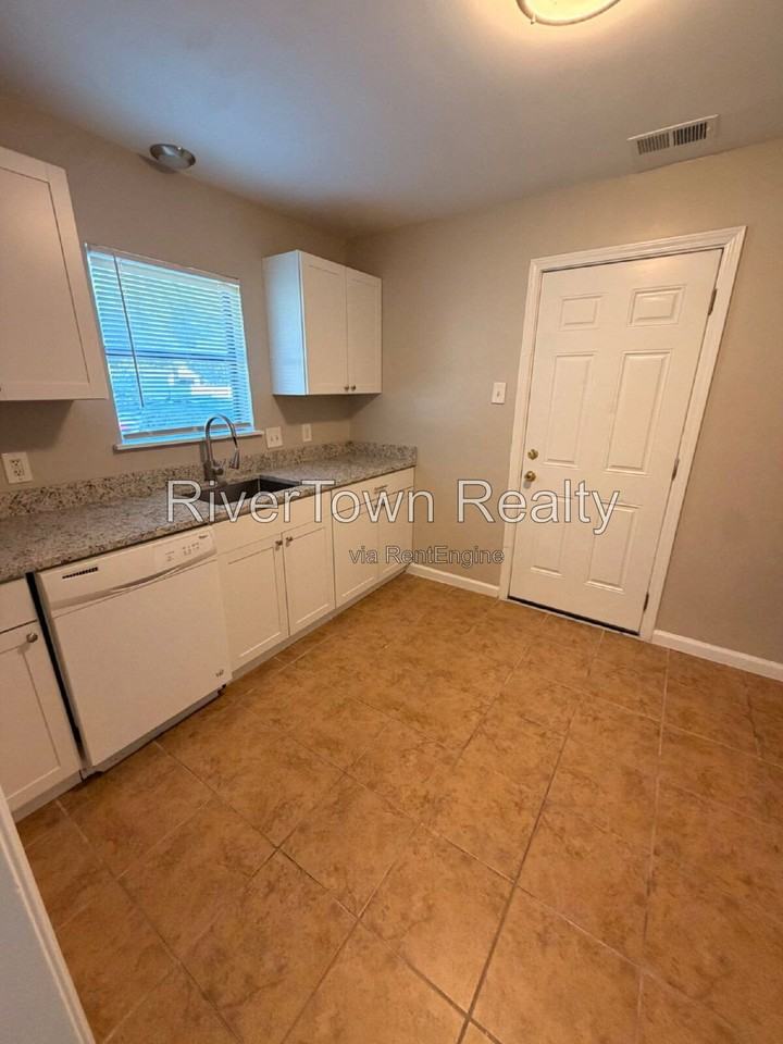1102 Maria St - Photo 3 of 11