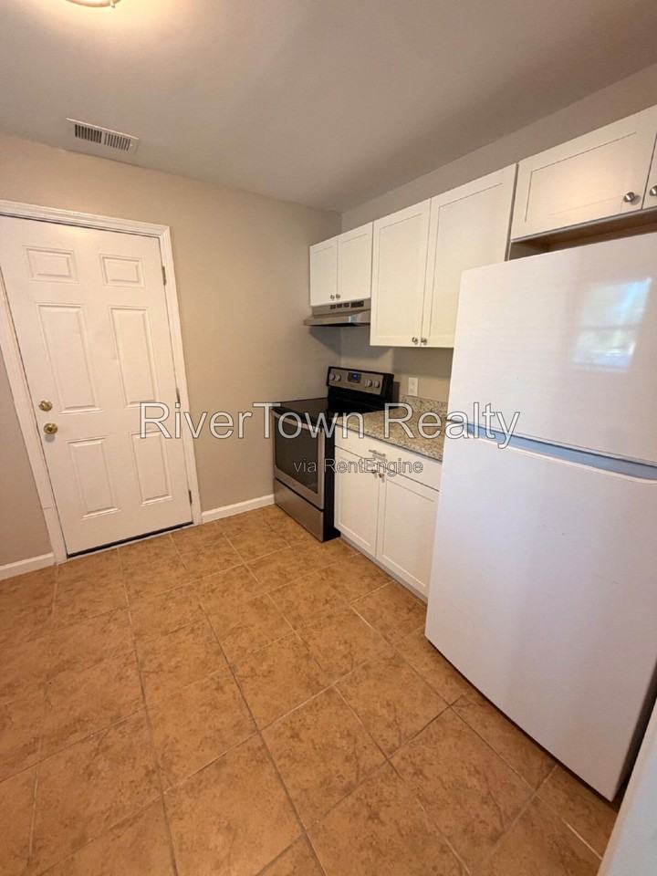 1102 Maria St - Photo 4 of 11