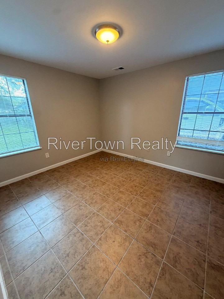 1102 Maria St - Photo 7 of 11
