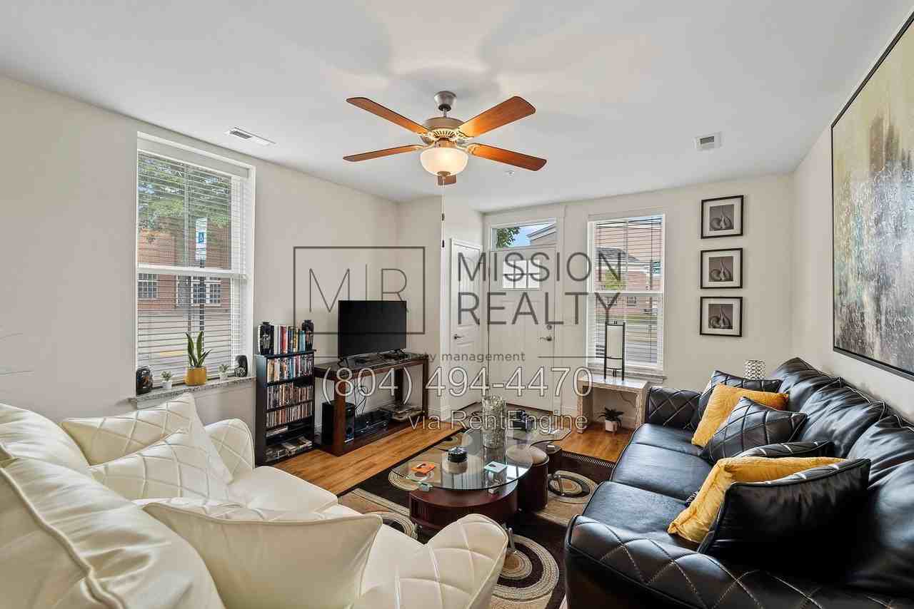 4319 Fountain Square Plz - Photo 4 of 23