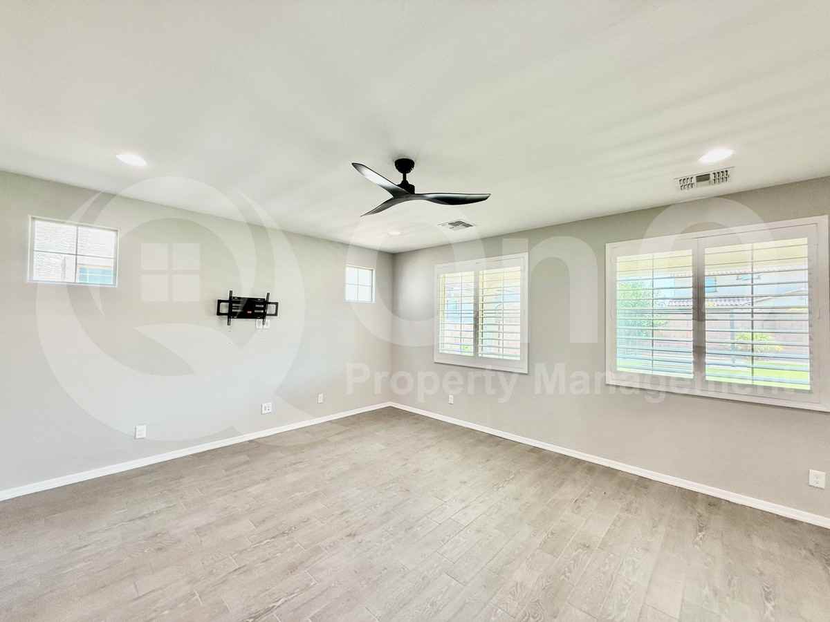 5735 S Parkwood - Photo 4 of 34