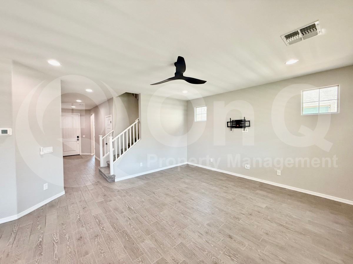 5735 S Parkwood - Photo 5 of 34
