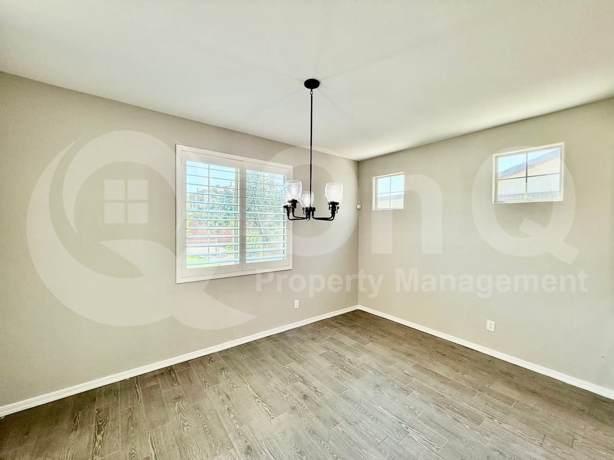 5735 S Parkwood - Photo 7 of 34