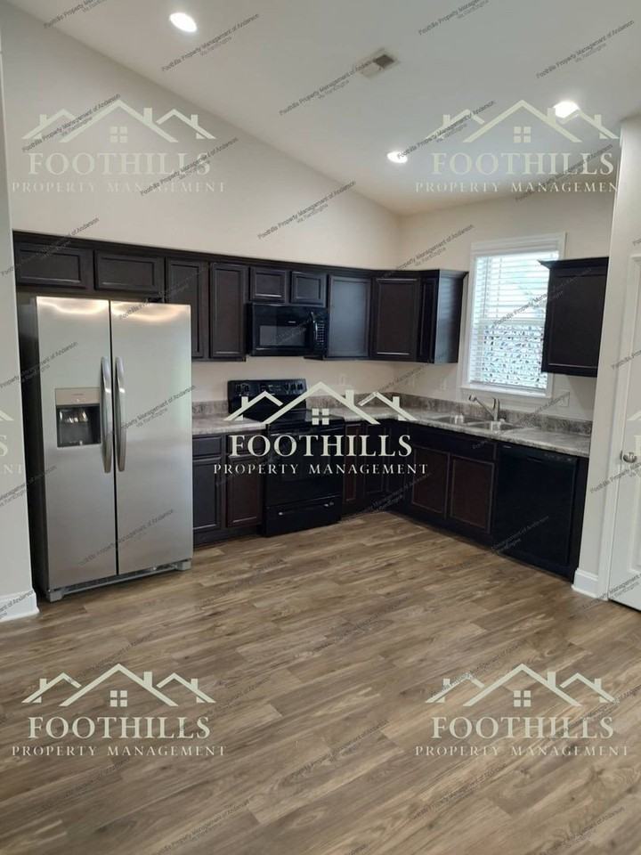 155 Norfolk Cir - Photo 4 of 18