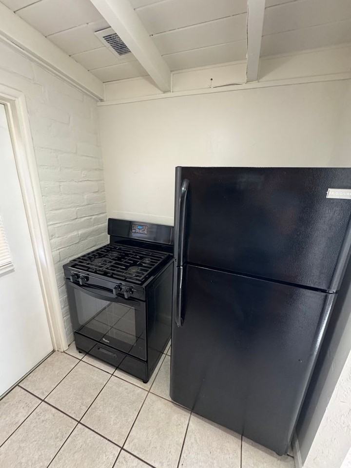 3235 E Water St - Photo 3 of 22