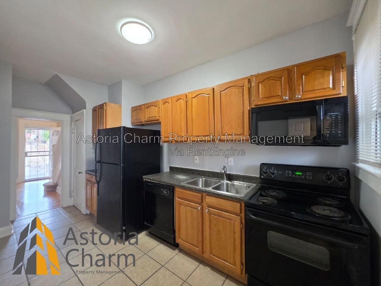 3016 Pelham Ave - Photo 3 of 41
