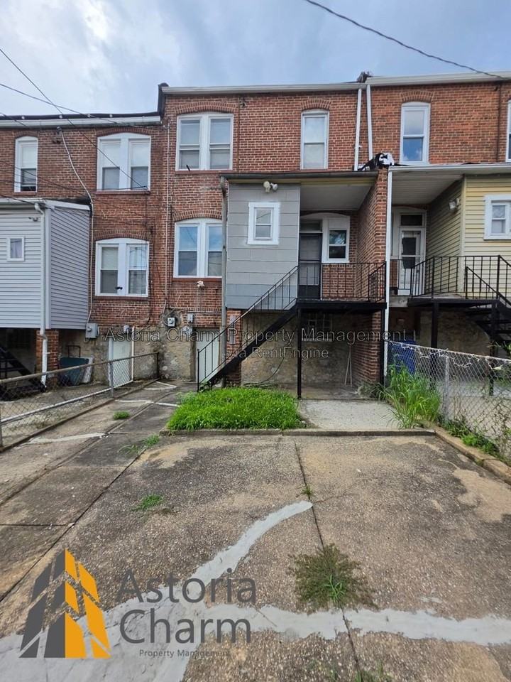 3016 Pelham Ave - Photo 4 of 41