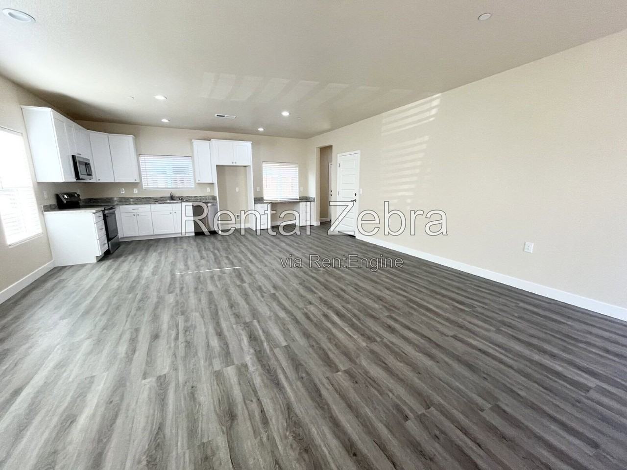1310 Playa Del Rey Dr - Photo 4 of 29