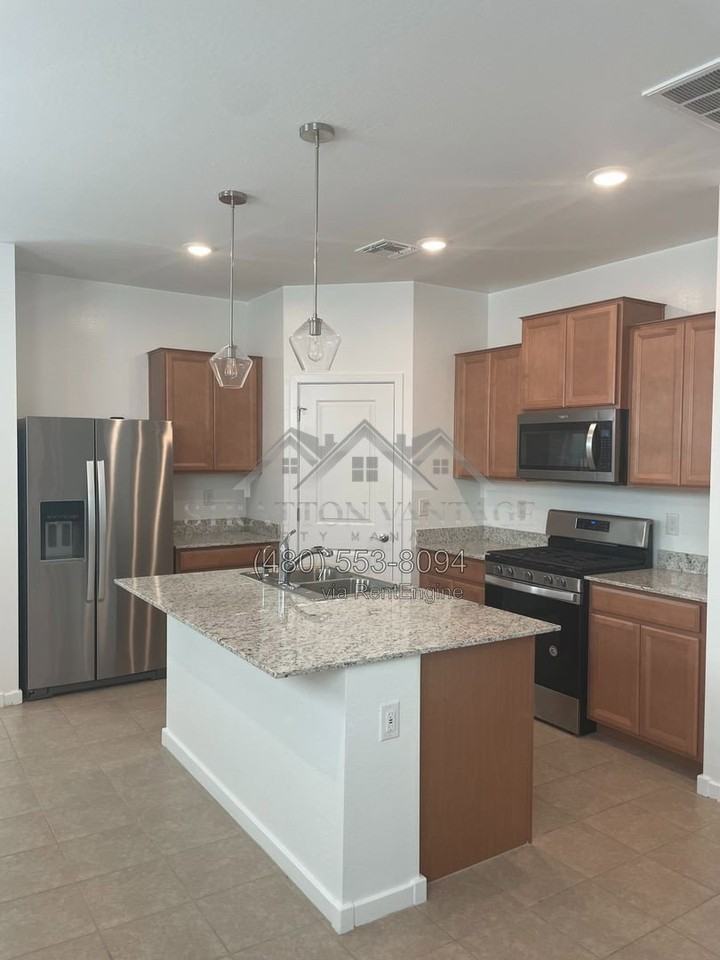 14169 W Voltaire St - Photo 3 of 8