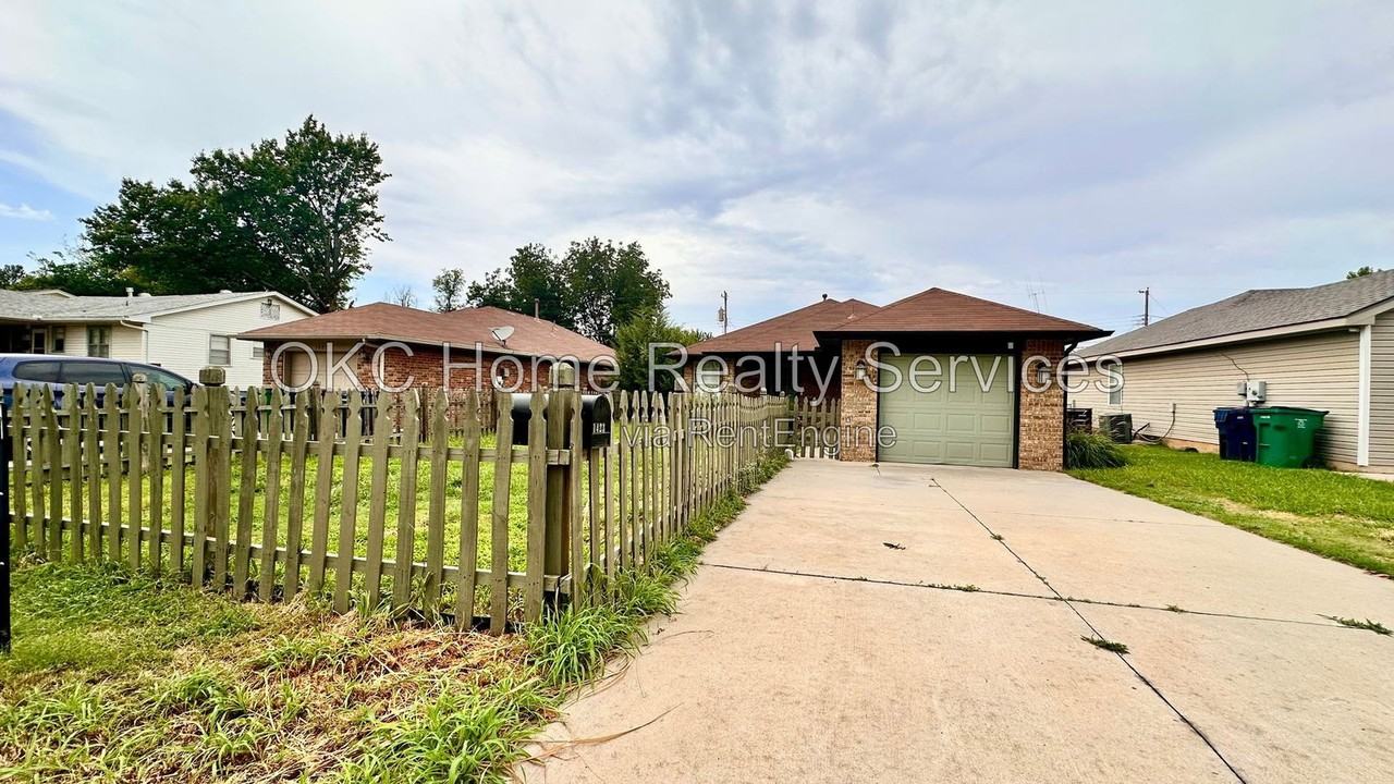 1423 Nw 98th St - Photo 2 of 26