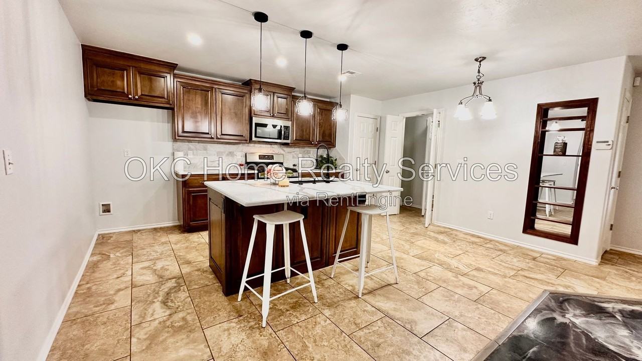 1423 Nw 98th St - Photo 6 of 26