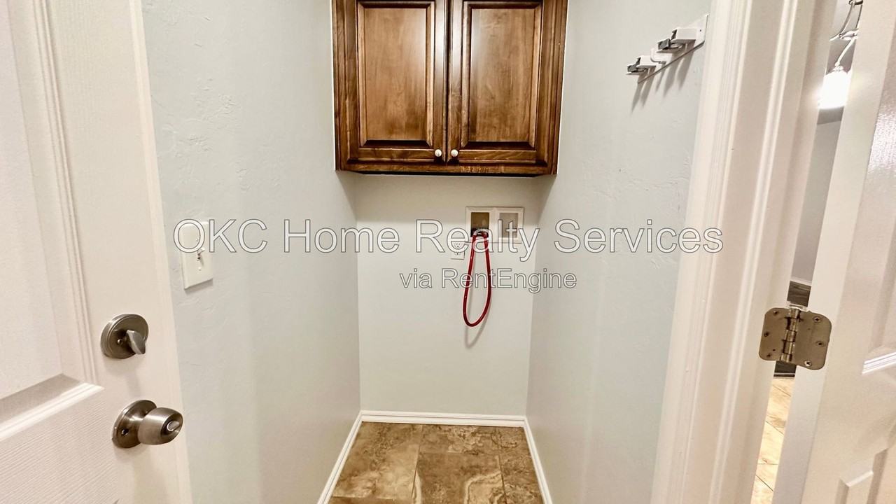 1423 Nw 98th St - Photo 7 of 26