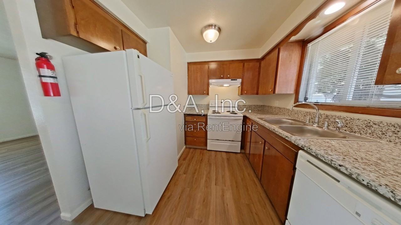 444 Ermine St Se - Photo 4 of 10