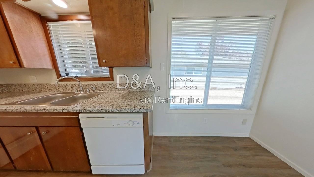 444 Ermine St Se - Photo 5 of 10