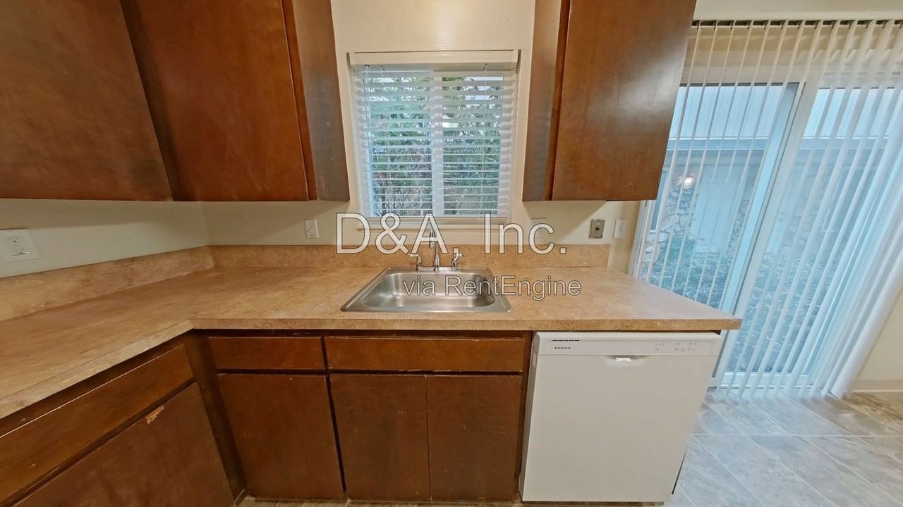110 Ne Conifer Blvd #11 - Photo 5 of 12