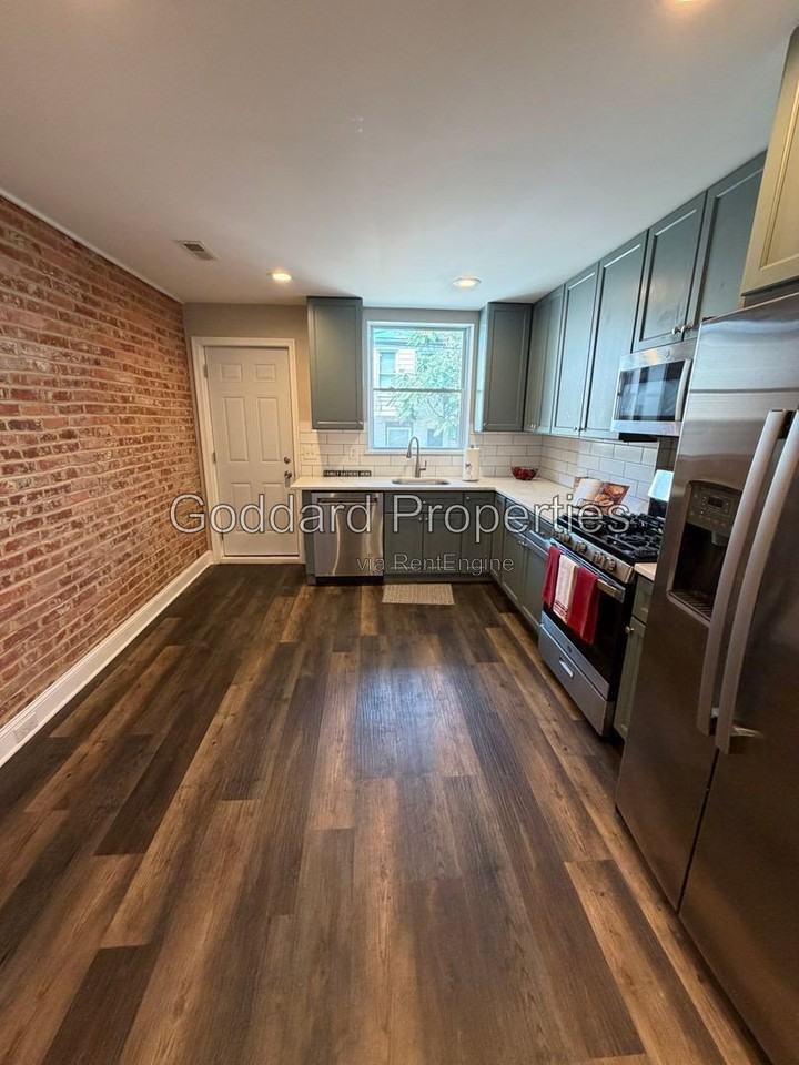 704 N Curley St - Photo 5 of 15