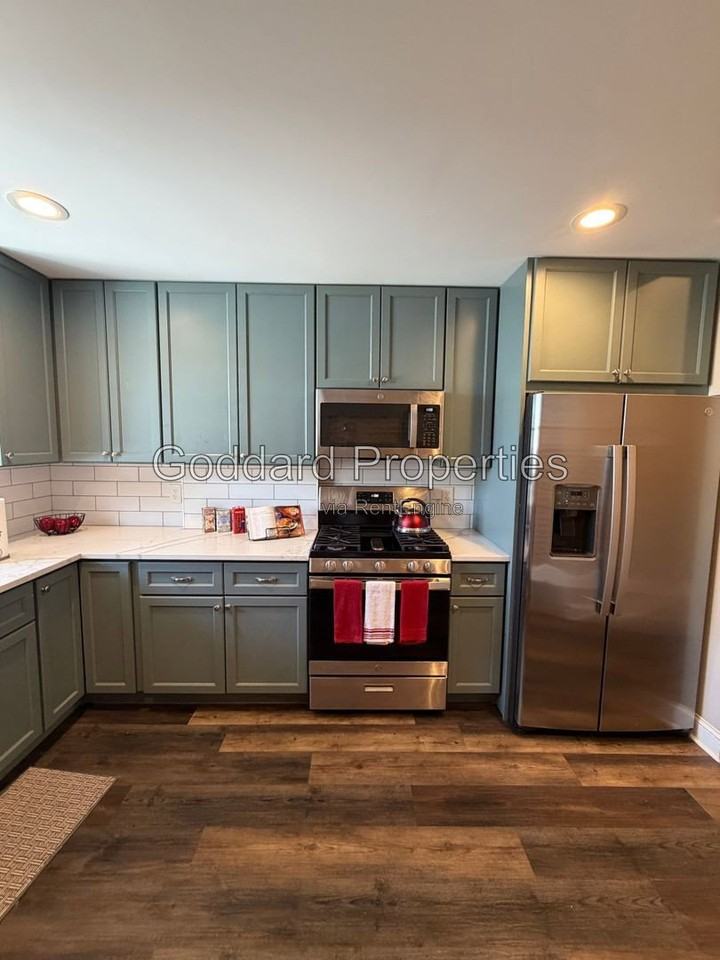 704 N Curley St - Photo 6 of 15