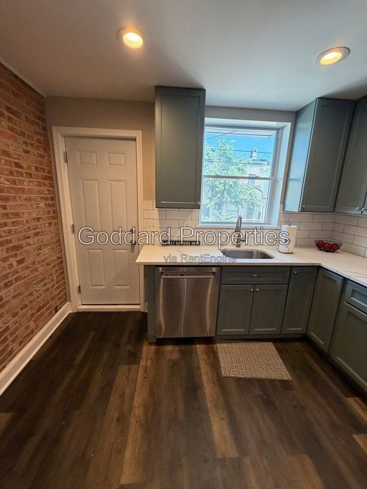 704 N Curley St - Photo 7 of 15