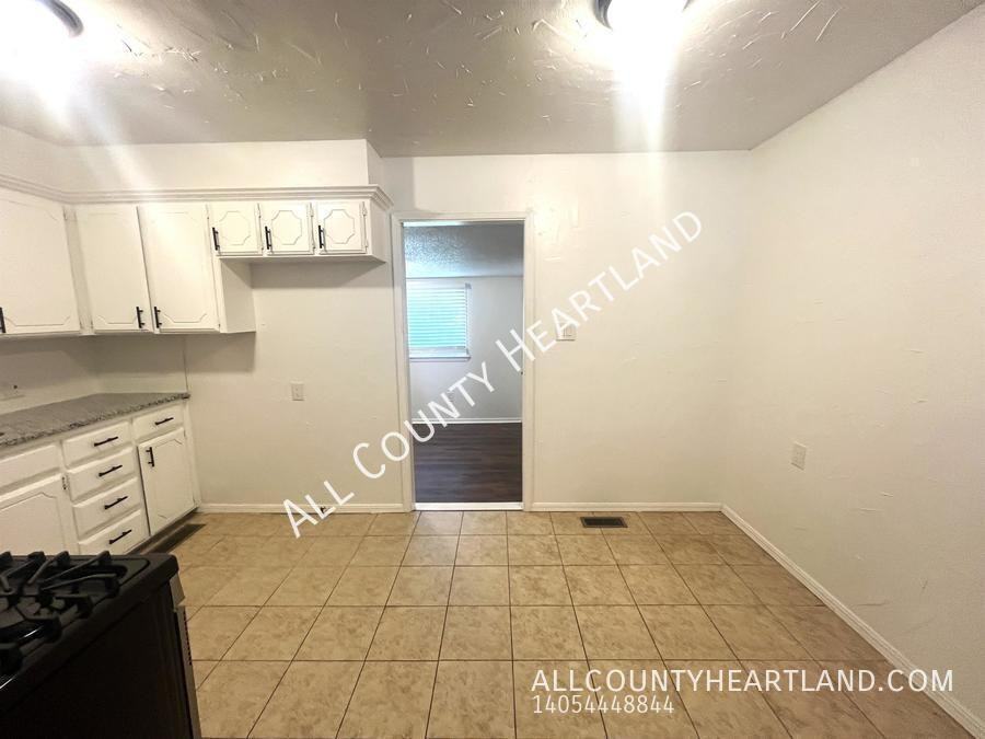 7218 Se 15th St - Photo 5 of 23