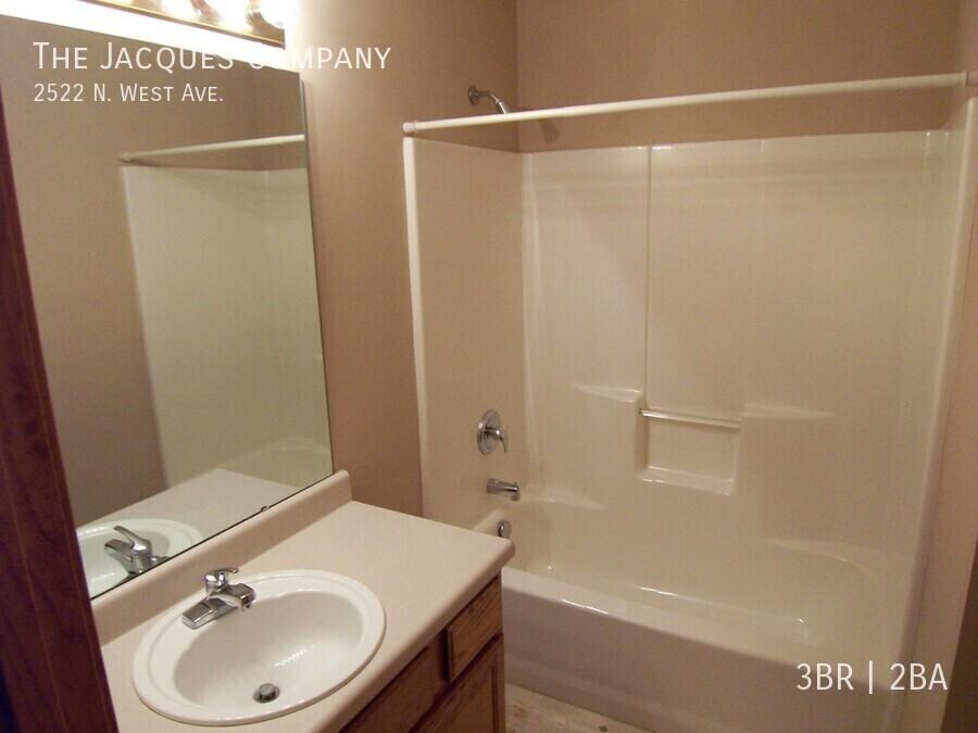 2522 N West Ave - Photo 2 of 12