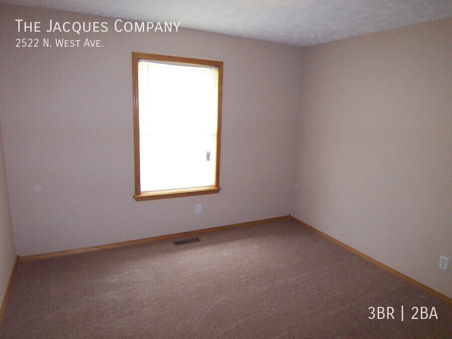 2522 N West Ave - Photo 3 of 12