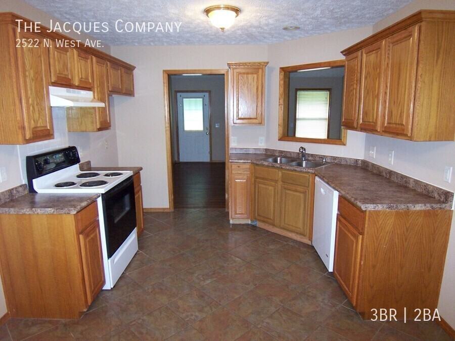 2522 N West Ave - Photo 5 of 12