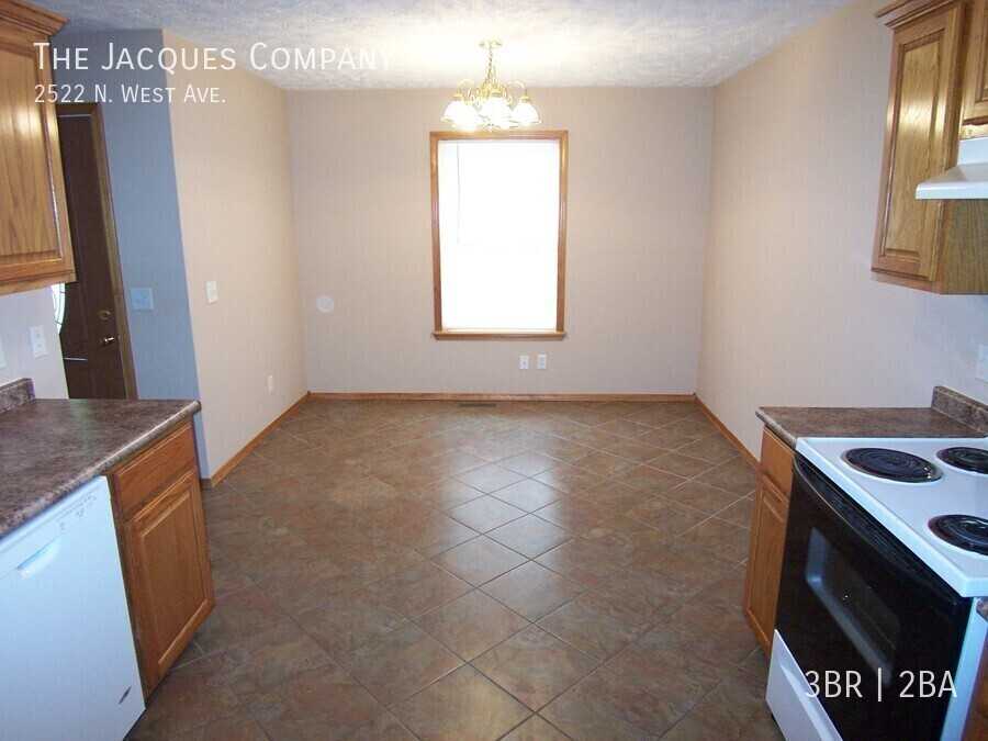 2522 N West Ave - Photo 6 of 12