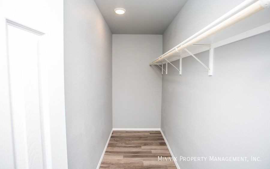 1102 N Englewood Ave #B - Photo 3 of 33