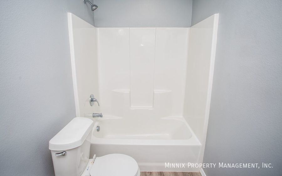 1102 N Englewood Ave #B - Photo 4 of 33