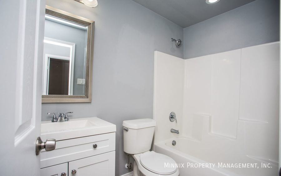 1102 N Englewood Ave #B - Photo 7 of 33