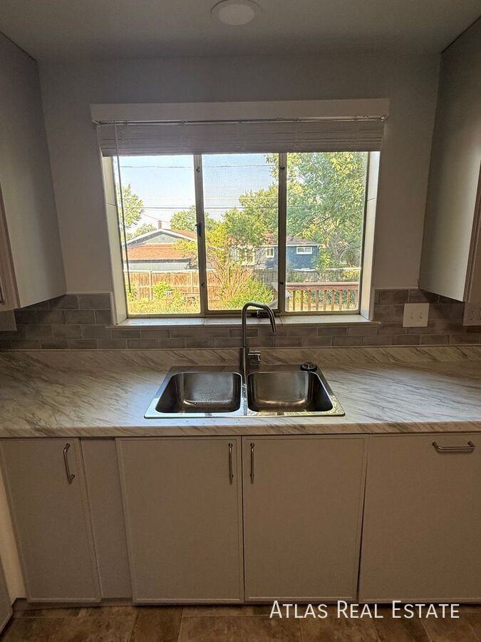 2110 Vance St - Photo 6 of 30